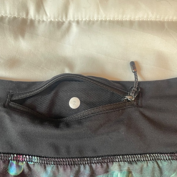Lululemon speed up shorts 2.5 inch, size 2 - Picture 4 of 6